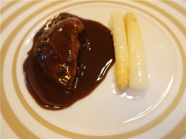 Anjou pigeon with white asparagus